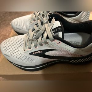 Brooks tennis shoes